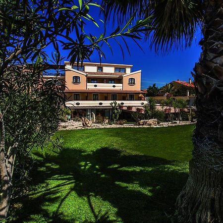Hotel Raffael Putzu Idu Esterno foto