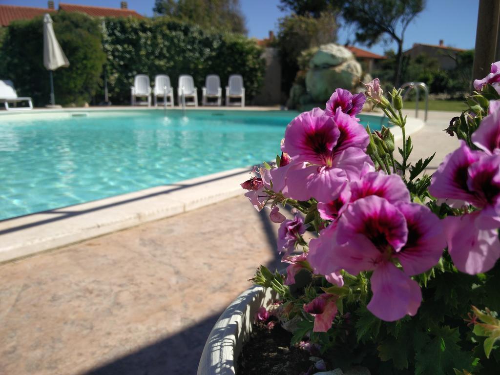Hotel Raffael Putzu Idu Esterno foto