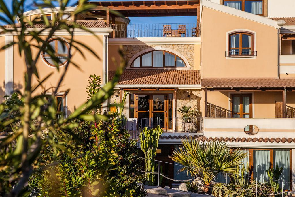 Hotel Raffael Putzu Idu Esterno foto
