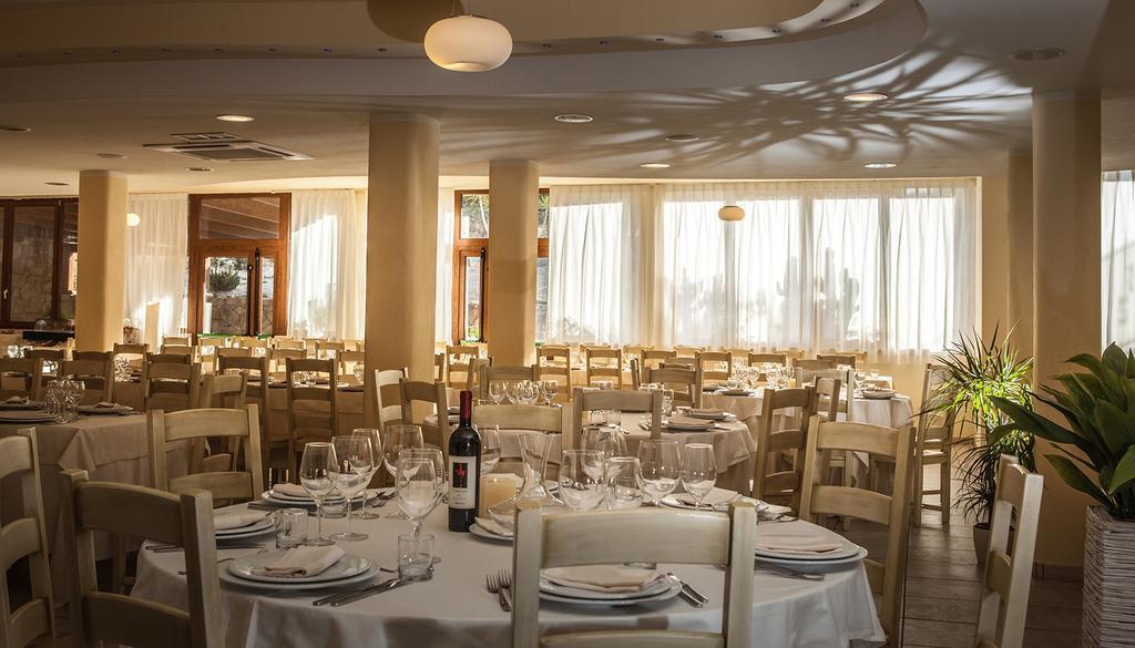Hotel Raffael Putzu Idu Esterno foto