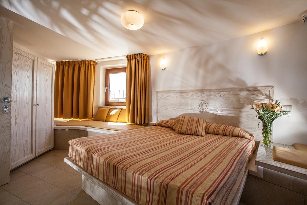 Hotel Raffael Putzu Idu Esterno foto