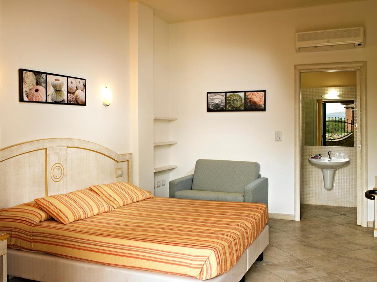 Hotel Raffael Putzu Idu Esterno foto